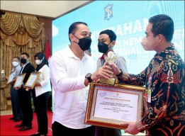 Hemat Energi 20 Perusahaan di Surabaya Diganjar Penghargaan