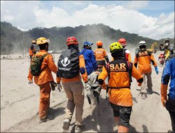 Pakai Motor, BMH Kirim Bantuan hingga Dusun Terdekat Semeru