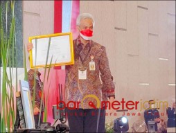 Datang ke Jatim, Ganjar Sabet Anugerah Meritokrasi 2021