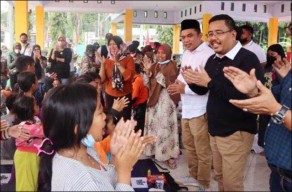 Hibur Anak Pengungsi Semeru, Anwar Sadad Dansa Baby Shark