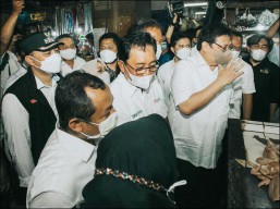 Menko Airlangga Sidak Pasar Wonokromo: Tekan Harga Minyak Goreng Jadi Rp 14 Ribu