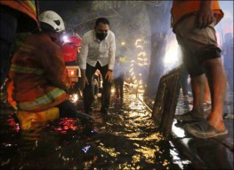 Surabaya Dikepung Banjir, Eri Cahyadi: Mohon Maaf Ini Terus Kita Benahi