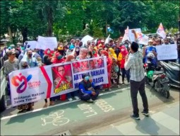 Demo di Kejati, Mitra Jatim Usung Spanduk “Arteria Dahlan Manusia Rasis”