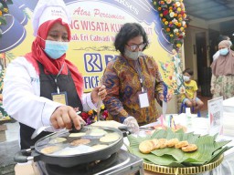 Dongkrak Ekonomi Warga Perkampungan, Pemkot Surabaya Kembangkan Potensi Kampung Wisata Kue