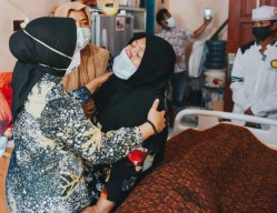 Pesepak Bola Muda Surabaya Tutup Usia, Istri Eri Cahyadi Bersimpuh di Depan Jenazah