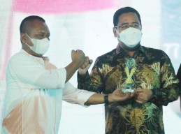 Tak Hanya Jago Berpolitik, Anwar Sadad juga Raih Penghargaan Tokoh Penggerak Olahraga
