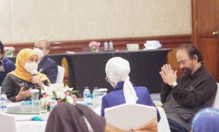 Bertemu di Surabaya, Khofifah-Surya Paloh Saling Lempar Pujian, Pertanda Apa Ya