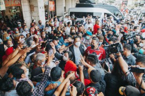 Merakyat Kunjungi Pasar di Surabaya, Puan Maharani Bantu Pedagang Jualkan Tempe