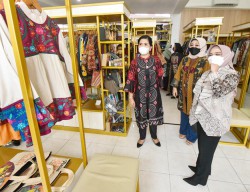 Produk UMKM Berkelas Kota Pahlawan Hadir di Surabaya Kriya Gallery