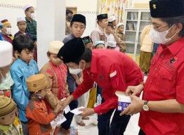 Perkuat Solidaritas Sosial, PDIP Surabaya Bukber dan Santuni Anak Yatim