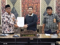 Diterima Anwar Sadad, AKD Datangi DPRD Jatim Keluhkan Bantuan yang Tak Merata