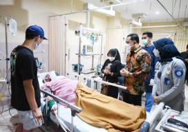 Jenguk Korban Kecelakaan Bus Tol Sumo, Eri Cahyadi Siapkan Dokter Spesialis dari Surabaya