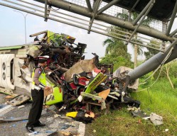 Bus Hantam Tiang VMS di Tol Surabaya-Mojokerto: 13 Penumpang Tewas, 12 Luka Berat