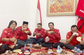 Halal bi Halal, Kader PDIP Surabaya Lesehan Nikmati Ketupat Sayur Produksi UMKM