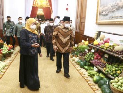 Bertemu di Grahadi, Khofifah Kupaskan Nanas untuk Prabowo, Hemm.. Apa Maknanya Ya