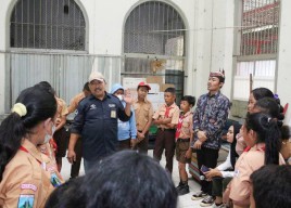 Ajak Siswa SD ke Kampung Pandean, Taruna Merah Putih Kenalkan Bung Karno Arek Suroboyo