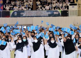 Serahkan SK CPNS-PPPK, Khofifah Pameri Ribuan Calon Abdi Negara Penghargaan dari Kemendagri