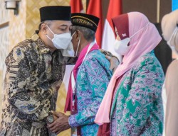 Lepas 450 Jamaah Calon Haji asal Surabaya, Eri Cahyadi Berurai Air Mata dan Titip Doa