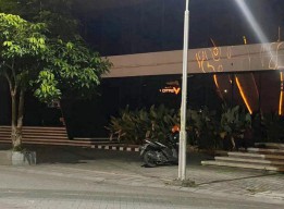 Sedang Ibadah Haji, Khofifah Bicara Penutupan Holywings Lewat Instagram