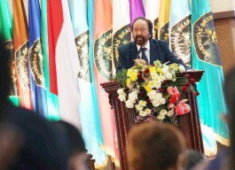 Terima Gelar Doktor HC, Surya Paloh Singgung Politik Identitas hingga Kelicikan dalam Pemilu