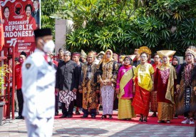 Upacara HUT ke-77 RI, Kader PDIP Surabaya Kenakan Pakaian Adat Minangkabau sampai Papua