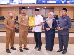 Tingkatkan Pembangunan Lamongan, Bupati Yuhronur Beber 3 Strategi di Paripurna DPRD