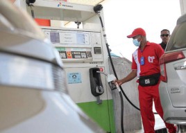 BBM Batal Naik Malah Turun, Warga yang Capek-capek Antre di SPBU: Wah, Kita Kena Prank