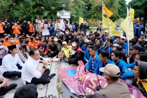 Eri Cahyadi Ajak Demonstran Bershalawat, Demo Tolak Kenaikan BBM di Surabaya Berjalan Adem