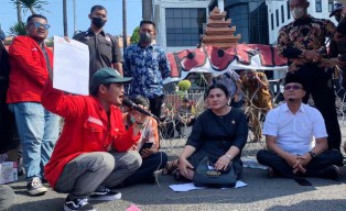 Demo di DPRD Jatim, GMNI Surabaya Desak Pemerintah Larang Mobil Pribadi Minum BBM Subsidi