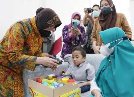 Bikin Haru! Bocah Penderita Tulang Rapuh Doakan Risma Panjang Umur dan Banyak Rezeki