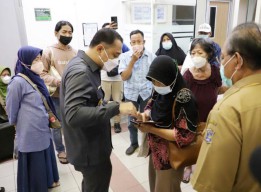 Lihat Layanan Rekam Medis di RSUD dr Soewandhie Sangat Lamban, Eri Cahyadi Marah Besar!