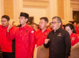 Dihadiri Hasto, Ribuan Kader Banteng Surabaya Gaungkan PDIP Hattrick di Pemilu 2024!