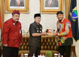 Datang Langsung ke Cianjur, Bupati Sumenep Fauzi Serahkan Bantuan untuk Korban Gempa