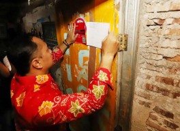 Terima Bansos, Rumah 219.427 Warga Surabaya Ditempeli Stiker Keluarga Miskin