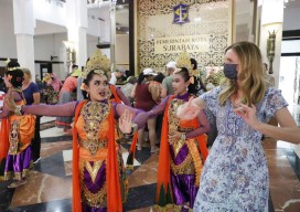 Datang dengan Kapal Pesiar, 570 Wisatawan Mancanegara Kesengsem Destinasi Wisata Surabaya