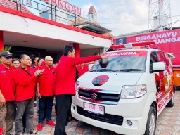 Sambut Usia Emas, PDIP Surabaya Tambah Satu Unit Ambulans Baru Perkuat Layani Rakyat