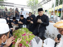 Demi Terangi Makam Ayahnya, Wali Kota Eri Cahyadi Tak Ingin Salah Ambil Kebijakan