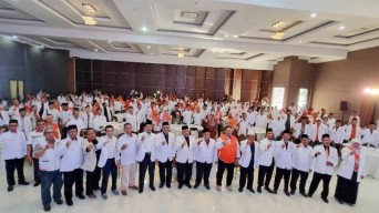 Beri SK 180 Bacaleg DPR RI-DPRD Jatim, Presiden PKS: Datangi Masyarakat dengan Cara Sejuk!