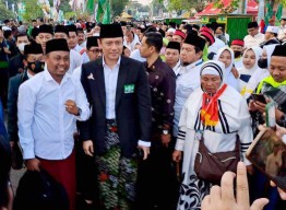Jamaah Berebut Selfie, AHY Jadi Magnet Nahdliyin di Resepsi 1 Abad NU