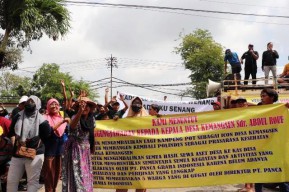 Digugat Pengembang PT PGI Rp 100 Miliar, Warga Kemangsen Sidoarjo Kepung Balai Desa