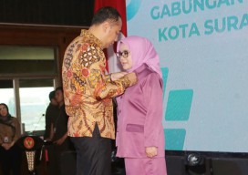 Istrinya Dilantik Jadi Ketum GOW Surabaya, Eri Cahyadi Ajak Sinergi Turunkan Kemiskinan