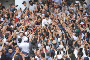 Usai Shalat Jumat di Masjid Al Akbar Surabaya, Wow! Anies Disambut Gemuruh Teriakan Presiden