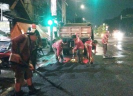 Tambal Sulam Jalan di Musim Hujan, Pemkot Surabaya Sehari Bisa Guyurkan 120 Ton Aspal!