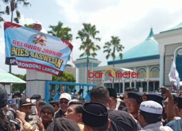 Relawan Teriakkan Presiden hingga Spanduk Dukungan, Halaman Masjid Al Akbar bak Arena Kampanye Anies Baswedan