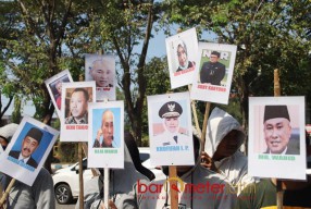 Sahat Diadili, Jaka Jatim Demo Usung Poster yang Disebutnya Mafia Dana Hibah, Waduh! Gambar Siapa Saja?