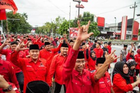 Long March Daftarkan 50 Bacaleg ke KPUD, PDIP Surabaya Kampanyekan Ganjar Presiden!