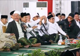 Tangan Prabowo-Cak Imin Disatukan Putra Pendiri NU, Gus Ali: Iki Presidene, Iku Wakil Presidene!