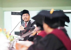 Lewati 7 Penguji Disertasi, Ketua Gerindra Jatim Anwar Sadad Raih Gelar Doktor!