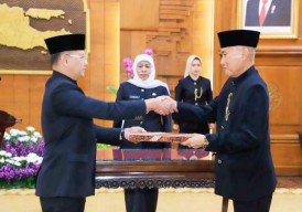 6 Bulan Jelang Lengser dari Kursi Gubernur, Khofifah Lantik 6 Pejabat Eselon II Pemprov Jatim