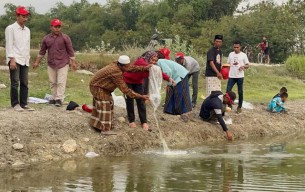 Sosialisasikan Ganjar Pranowo di Bojonegoro, Ganjar Milenial Bareng Warga Tebar Bibit Ikan dan Tanam Pohon